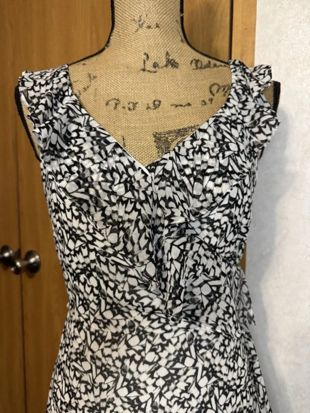 WHBM Women Black White Floral Faux Wrap Dress Ruffles SMALL Dainty Romantic READ - Picture 13 of 13